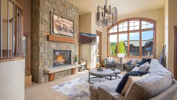 Smart TV, chimenea y reproductor de DVD