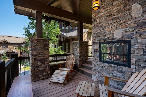 Base Camp 472 | Sunny Modern Townhome | Private Hot Tub | On Corridor Trail