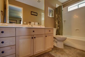 Combined shower/bathtub, hair dryer, towels - Las Palmas Family Resort | Poolside | Strong Wifi | Bottom Level | #1207 (Saint George)