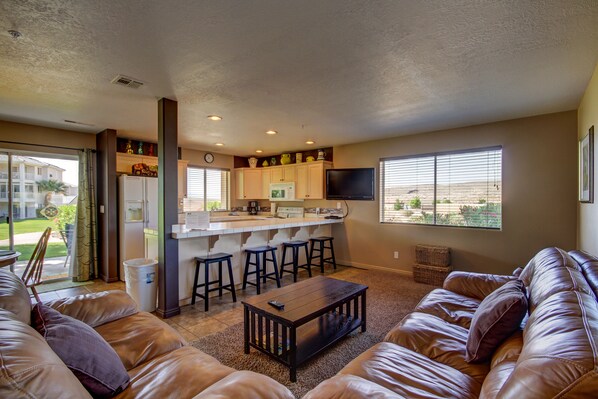 TV - Las Palmas Family Resort | Poolside | Strong Wifi | Bottom Level | #1207 (Saint George)