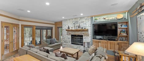 Télévision, cheminée, lecteur de DVD