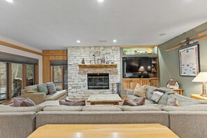 TV, fireplace, DVD player - Walk to Lift, Shops, and Dining, Enjoy Balcony & Private Indoor Hot Tub and (Keystone)