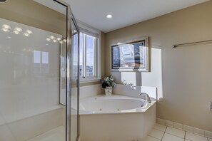 Badewanne, Haartrockner, Handtücher