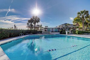 Innendørsbasseng og et oppvarmet basseng