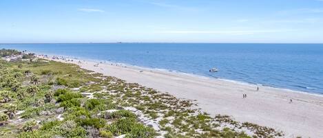På stranden