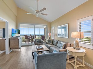 TV, DVD player, stereo - Beautiful top floor corner unit - panoramic beach view, kitchen, grill, pool (Sanibel Island)
