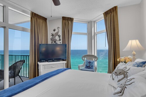 BEACH FRONT W/ PRIVATE BALCONY!! ELEGANT UNIT THAT SLEEPS 8!