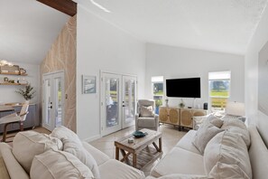 Fernseher, DVD-Player, Stereoanlage