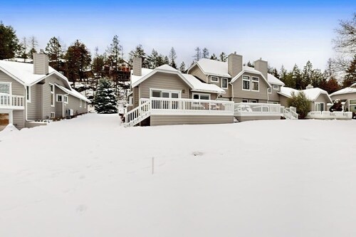Spacious Dog-Friendly Condo on the 7th Hole of Eagle Bend Golf Course