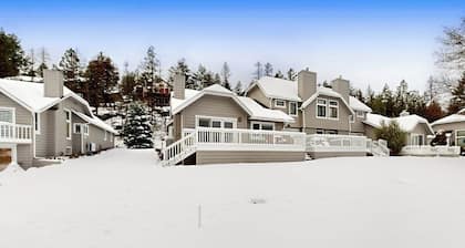 Tilava koiraystävällinen huoneisto Eagle Bend -golfkentän seitsemännessä reikässä