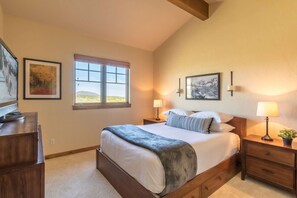 3 bedrooms, iron/ironing board, free WiFi, bed sheets - Bear Crossing 1390 | Pet Friendly For One Dog | Private Hot Tub (Winter Park)