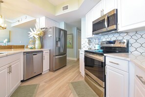 ثلاجة، ميكروويف، فرن، موقد طهي مسطح