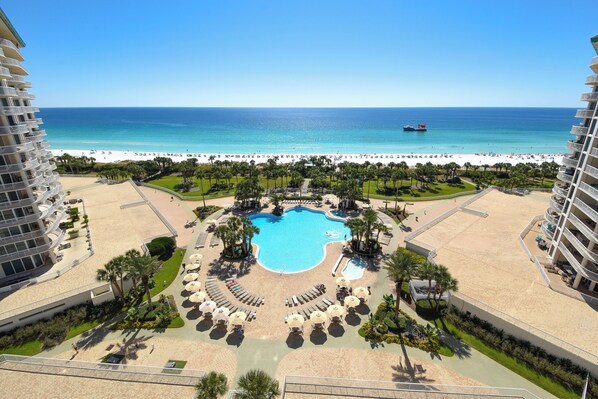 Alberca techada y alberca climatizada