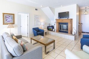 TV, DVD player - Gulf front! Pet Friendly! Beach House 30A Unit #2 - Gulf Front, Dune Allen Beach (Santa Rosa Beach)