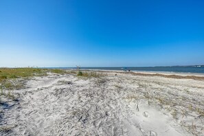 På stranden