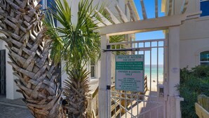 Ein begrenzter Zugang mit einem Schild, das privaten Zugang zu Emerald Waters Village, Emerald Waters Beach und den Royal Seaesta Townhomes kennzeichnet.
