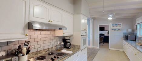 Jääkaappi, mikroaaltouuni, uuni, liesi