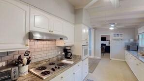 Kylskåp, mikrovågsugn, ugn och spishäll