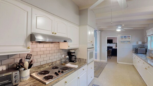 Køleskab, mikrobølgeovn, ovn, kogeplade