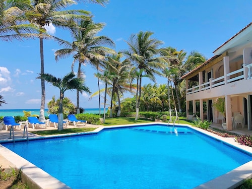 Lovely beachfront 2 BR/2BA condo. Gated community - Pool, Wifi, AC