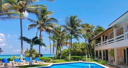 Lovely beachfront 2 BR/2BA condo. Gated community - Pool, Wifi, AC