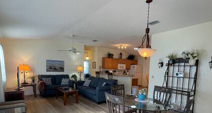 SOPIVA SIJAINTI! Kaunis 2 Bdrm-huvila, jossa golfkärry, WiFi ja BBQ-grilli