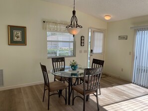 Dining - Bright, Open Retreat w/Stylish Flair & Easy Access to The Heart of The Action (The Villages)