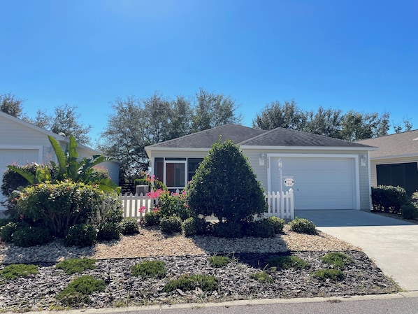 Exterior - Charming Retreat with Lanai, Patio, BBQ & Prime Location Near Town Squares! (The Villages)