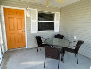 Outdoor dining - Charming Retreat with Lanai, Patio, BBQ & Prime Location Near Town Squares! (The Villages)