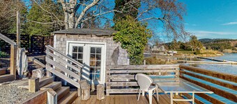 Casa de vacaciones frente al lago que admite perros con impresionantes vistas, muelle privado y terraza.