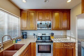 Refrigerador, microondas, horno, placa de cocina