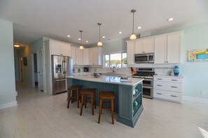 Kjøleskap, mikrobølgeovn, kokeplater og oppvaskmaskin