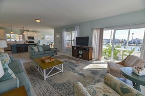 Smart TV - Beautiful home-waterfront, beach, pools, family fun & pets! (Long Neck)