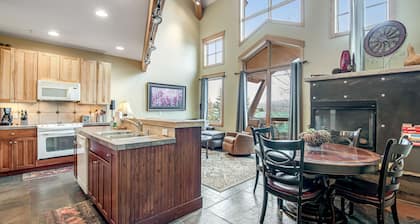 Mountain View Townhome w/ Private Deck, Electric Grill, WiFi, & Gas Fireplace