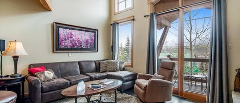 Fernseher, Kamin, DVD-Player, Bücher