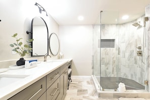 Combined shower/tub, hair dryer, towels