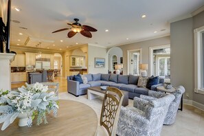 Smart TV, fireplace - 4 Beach Lagoon Rd - GORGEOUS 6 bedroom home in Sea Pines & Private Pool (Hilton Head Island)