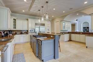 Fridge, microwave, oven, stovetop - 4 Beach Lagoon Rd - GORGEOUS 6 bedroom home in Sea Pines & Private Pool (Hilton Head Island)
