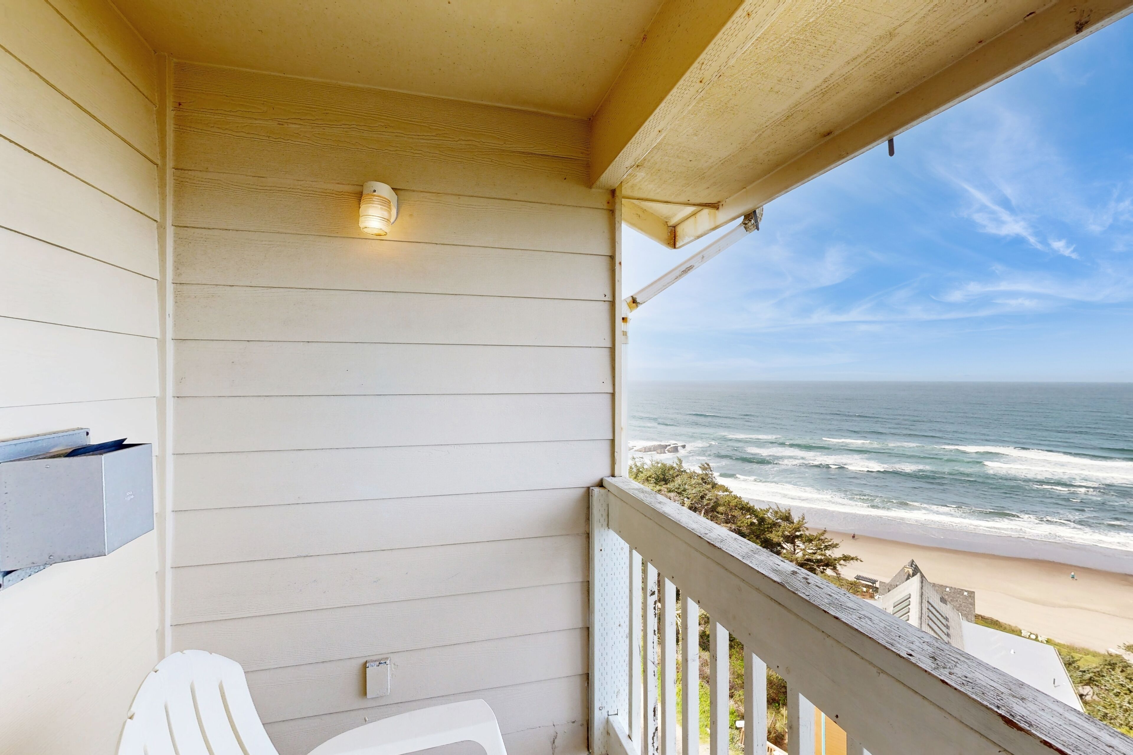 Upper-Floor Oceanview Studio, Perfect for Couples - Free WiFi, Dogs Allowed