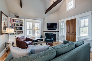 TV, fireplace, DVD player, books