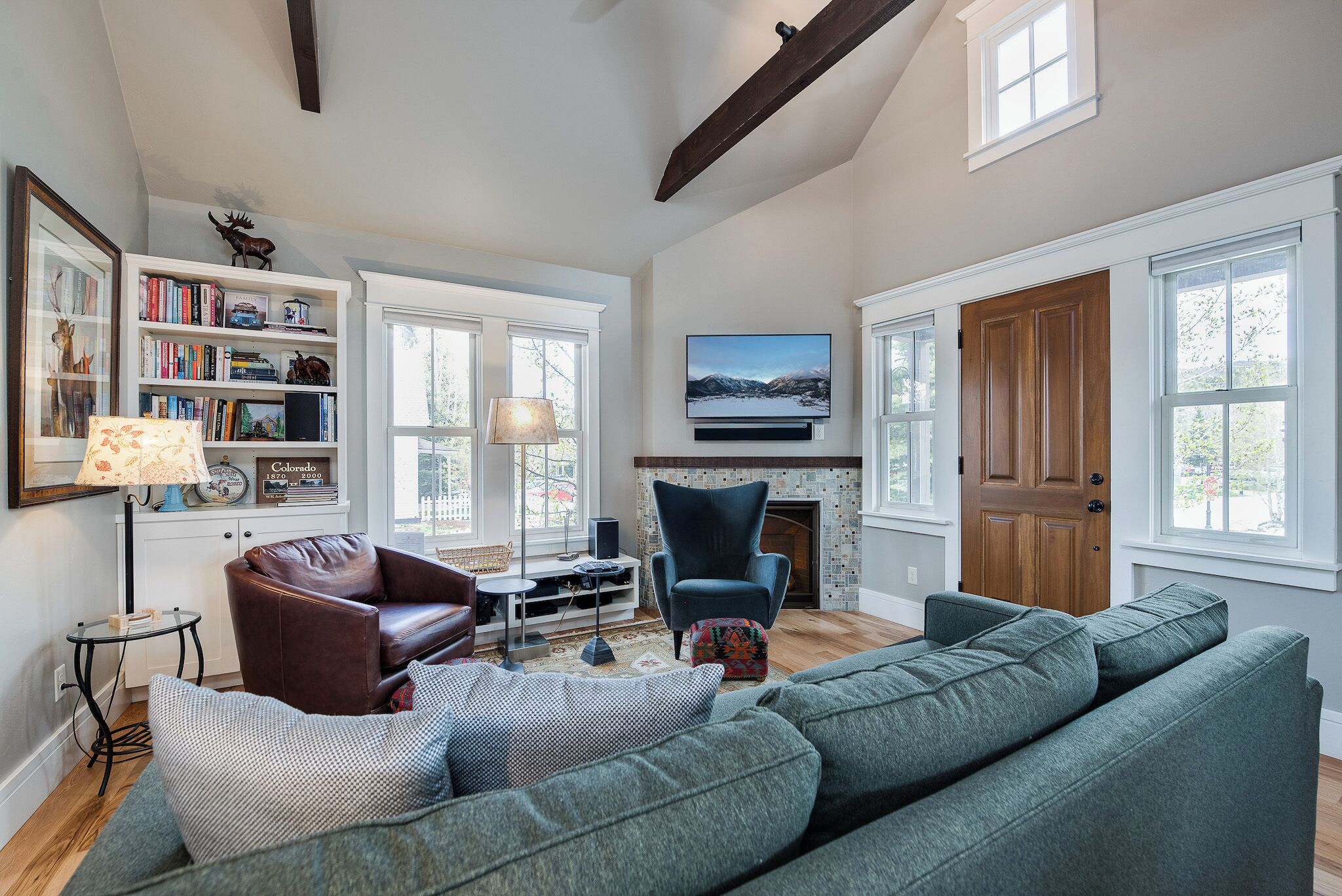 Smart TV, chimenea, reproductor de DVD y libros 