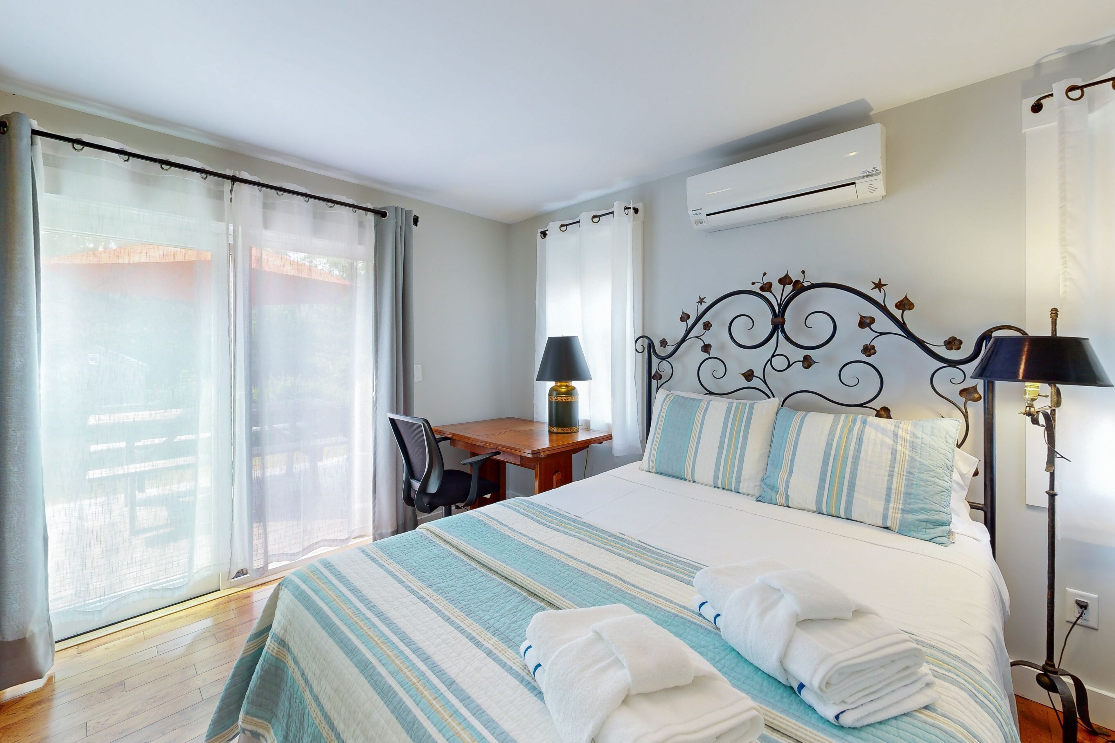 New Suite with WiFi, Grill & Deck - Walk to Town, the Ferry & Beaches