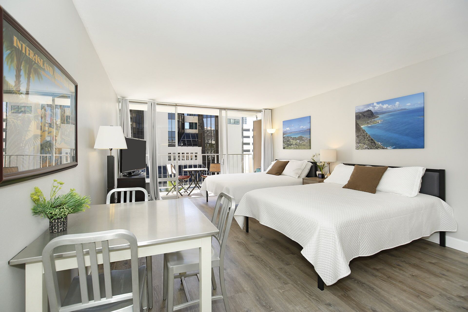 UPGRADED studio with kitchenette, A/C, one FREE parking and Wi-Fi!