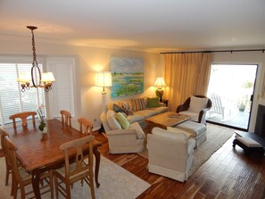 Smart-TV, DVD-Player, Bücher, Stereoanlage