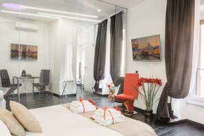 Family Suite, Ensuite | Premium bedding, minibar, in-room safe, desk - Navona Living Rome (Rome)
