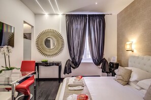Junior Suite | Peralatan tempat tidur premium, bar mini, peti besi dalam bilik, meja 