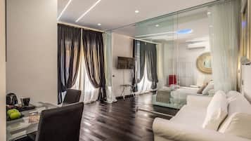 Familien-Suite, mit Bad | Hochwertige Bettwaren, Minibar, Zimmersafe, schallisolierte Zimmer