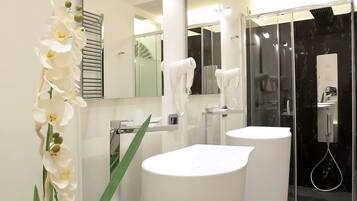 Junior Suite | Bathroom | Shower, towels