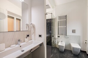 Family Suite, Ensuite | Bilik Mandi | Pancuran mandi, tuala disediakan 