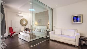 Familien-Suite, mit Bad | Hochwertige Bettwaren, Minibar, Zimmersafe, schallisolierte Zimmer